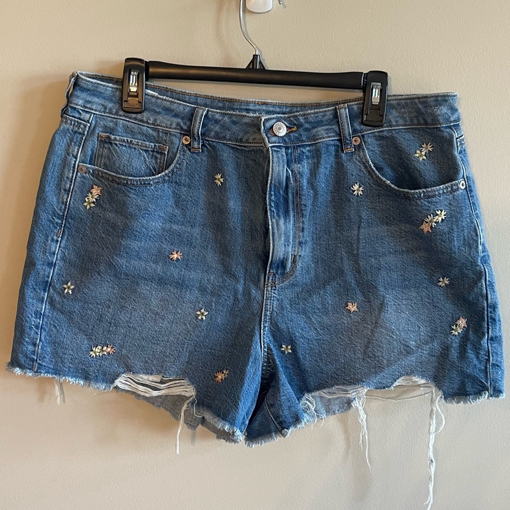 FLORAL EMBROIDERED AMERICAN EAGLE SHORTS 🌸🌼